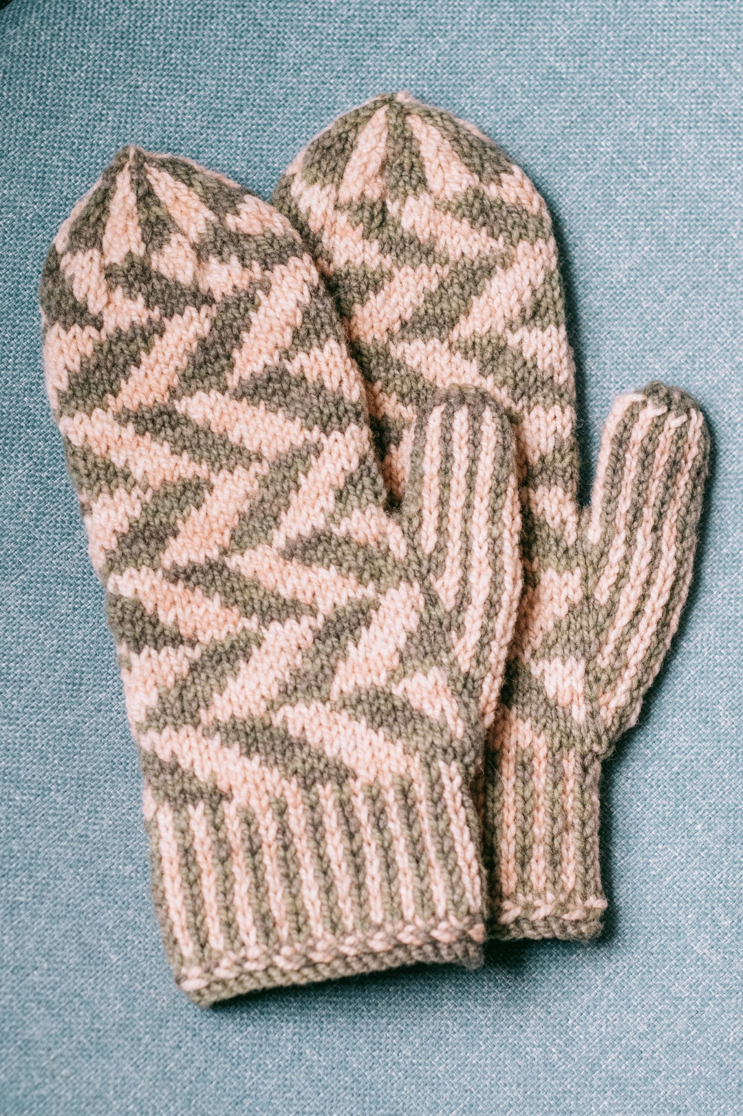 Fléchées Mittens - Free Knitting pattern and Optional kit